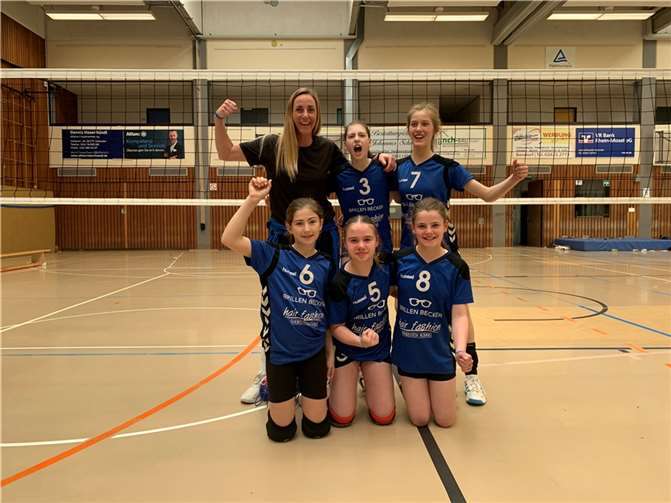 (v. oben l.): Trainerin Claudia Bach, Lea Geisbüsch und Mara Michels (v. unten l.): Annika Zweck, Mia Monschauer und Finnja Stelljes.  Foto: privat