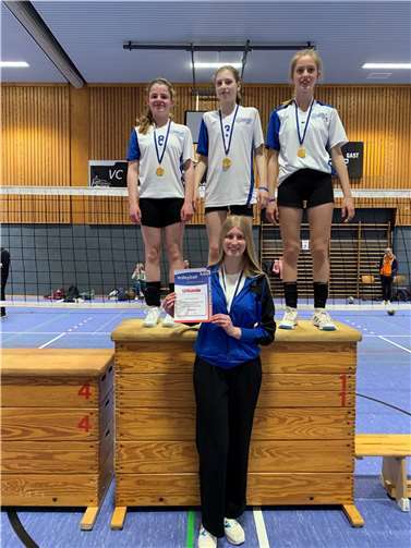 (v. oben li.) Finnja Stelljes, Lea Geisbüsch und Mara Michels und Betreuerin Lisa Schultze (unten).  Foto: privat