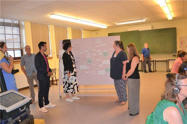 (v. r.) Anna Ziegler und Ruth Fischer führen Alexandra Birk-Märker und Michael Devesa durch die beeindruckende Ausstellung.  Foto: E.T. Müller