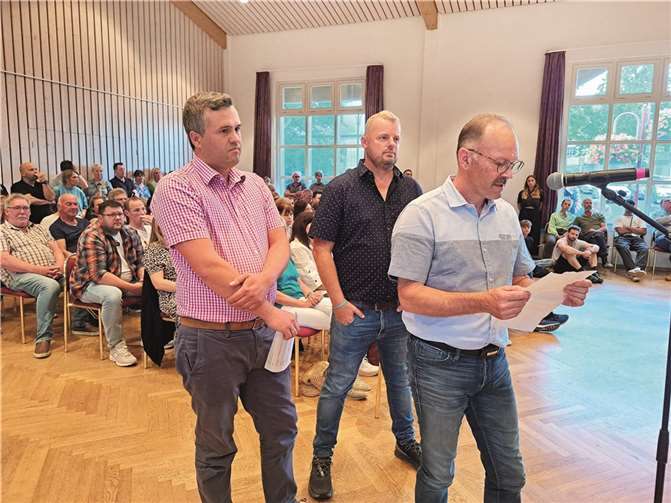 (v. r.): Michael Göhler, Eric Bell und Arne Skelnik fassten in einem Statement die kritischen Stimmen der Mendiger Bevölkerung zusammen.  Fotos: FRE
