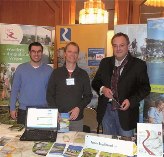 (v. r. n. l.) Bürgermeister Bernd Weidenbach, Tourist-Info Leiter Holger Klemm und Tobias Heidgen am Bad Breisiger Stand auf der Messe „Wanderart 2014“.Privat