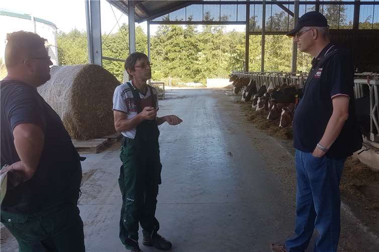 v. re.: Rheinbachs Bürgermeisterkandidat Ludger Banken „vor Ort“ im Kuhstall mit Peter Reuter (Mitte) und Benedikt Reuter. Foto: privat