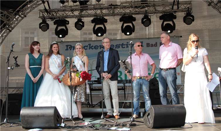 v.L. Anna-Lena Wallroth, Marktkönigin Kathrin Plaggenmeier, Rosenkönigin Sybilla Busch, Thomas Wilhelmi (Geschäftsführer Staatsbad Bad Ems GmbH), Stadtbürgermeister Berny Abt, Uwe Bruchhäuser (Vorsitzender Ruderverein), Gastgeberin Nina Jörnhs. MFU