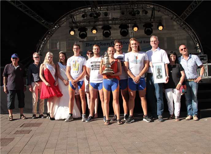 v.L. Jörg Strack, Lutz Itschert (Präsidenten des Koblenzer Ruderclubs Rhenania), Rosenkönigin Sybilla Busch, Marktkönigin Kathrin Plaggenmeier, Männervierer mit Steuerfrau Limburger Club für Wassersport, Uwe Bruchhäuser, Elfi Jörnhs, Bürgermeister Berny Abt. MFU