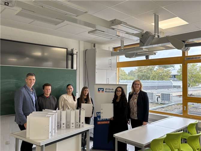 v.L. Schulleiter Marco Bastiaansen, Joel Schaffrath, Jinan Haji, Aziza Mousa, Giorgia De Blasi, Viktoria Beck.  Foto: privat