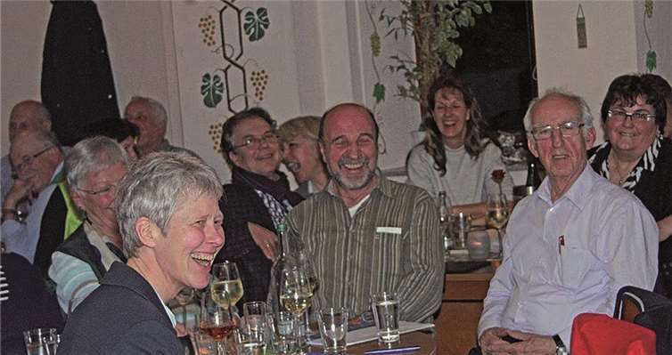 vhs-Direktorin Kuprian, Wilfried Morbach und Hans-Wilhelm Sackenheim (v.v.l.) erlebten mit den Gästen einen vergnüglichen Abend. privat