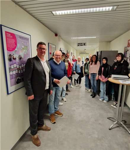 vhs-Dozent Ralf Jantzen (2.v.l.) und sein Hauptschul-Vorbereitungskurs konnten bei der Eröffnung der Plakatausstellung durch Bürgermeister Peter Jung Einblicke in die Ereignisse vor der Wiedervereinigung gewinnen.  Foto: Lyuba Kluge