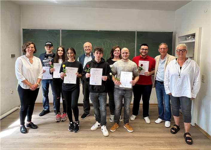 vhs-Geschäftsführerin Julia Dormayer (links), Kursleiter Charly Pitzen (5.v.li.), Kursleiter Klaus Mund (2.v.re.), vhs-Mitarbeiterin Andrea Kohlhaas (re.) mit den erfolgreichen Absolventinnen und Absolventen. Foto: Jürgen Rieger (Kursleiter)