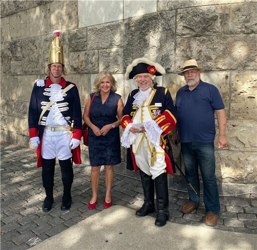 vhs-Leiterin Jutta Günther mit (von links) Manfred Wertgen, Robert Raab und Michael Krämer von der Ehrengarde Neuwied vor der Deichmauer.  Foto: Stadt Neuwied