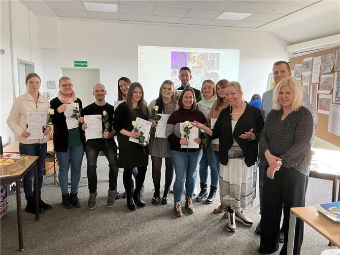 vhs-Leiterin Jutta Günther (rechts), Fachbereichsleiter Hagen Peters (2. von rechts) und Kursleiterin Heide Marie Syassen (3. von rechts) mit den nun erfolgreich weitergebildeten Erziehenden.  Foto: Hagen Peters
