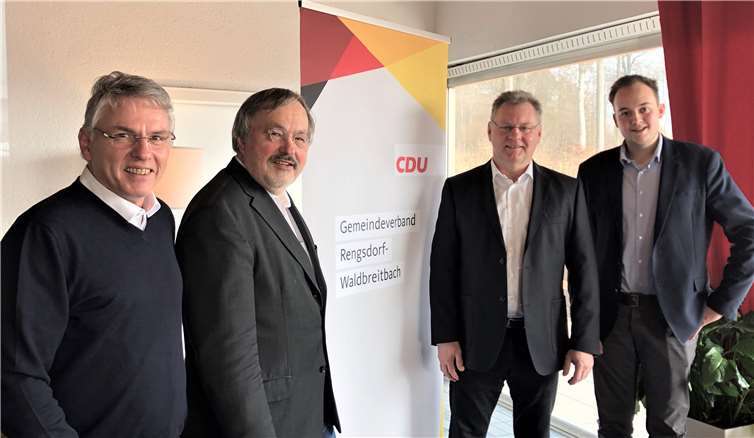 (v.l.) 1. Beigeordneter Christian Robenek, mit Digital-Experten Franz Reinhard Habbel, Fraktionssprecher Viktor Schicker und Ratsmitglied Pierre Fischer.