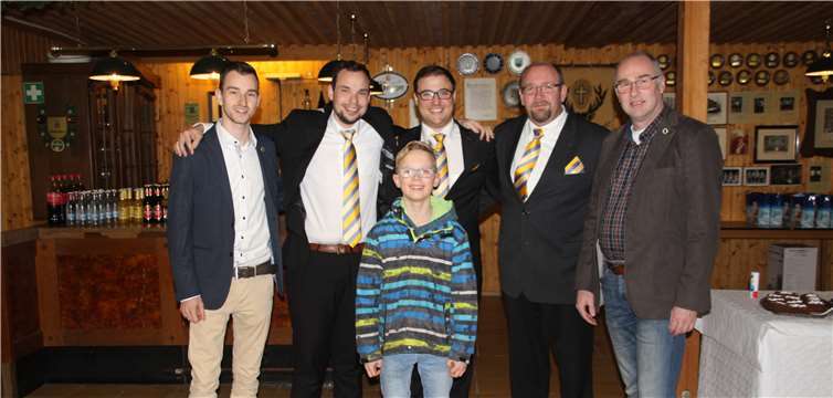 (v.l.): 1. Voristzender Alexander ody, Jungfrau Daniela (Heckl), Prinz Andreas I. (Trierweiler), Bauer Dirk (Wedhorn), König Rainer Nonn und vorne Jungschützenkönig Maximilian Andres. privat