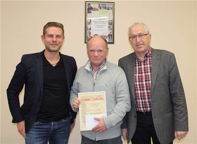 (v.l.) 1. Vorsitzende Christian Geyer, das ernannte Ehrenmitglied Rudolf Höfer und den Ehrenvorsitzenden Reinhold Milde.Foto: privat