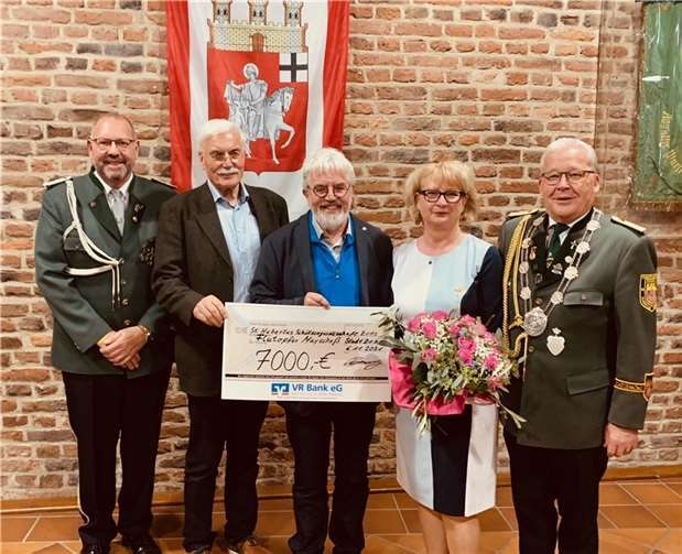 (v.l.) 1. Vorsitzender St. Hubertus Schützengesellschaft 1898 Zons e.V., Harald Rasselnberg,Leiter Krisenstab Mayschoß, Gerd Baltes,Ehemaliger Bürgermeister von Mayschoß, Hubertus Kunz,Zonser Schützenkönigspaar Regine und Siegfried l. Prause. Foto: privat