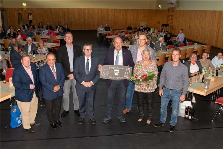 (v.l.) 1.Beigeordneter Olaf Kaltz, VG-Bürgermeister Alfred Schottisch, Pfarrer Dr. Arthur Schmitt, Landrat Dr. Alexander Saftig, Altbürgermeister Werner Spitzley, nebst Gattin, 2. Beigeordneter Jörg Bergweiler und Ortsbürgermeister Alexander Weber.  Fotos: Erik Syré