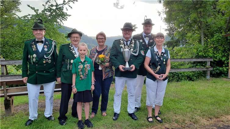 (v.l.) 2. Brudermeister Rolf Hilger, Königspaar Heinz und Hildegard Buhr, Schülerprinzessin Annabelle Rausch, Scheibenkönig Mike Vogel, Brudermeister Joachim Engel und Damensiegerin Jennifer Rausch.  Foto: privat