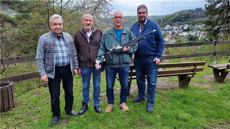 (v.l.) 2. Brudermeister Rolf Hilger, Schießmeister Hans Werner Zimmermann, Sieger Rolf Wegener und Brudermeister Joachim Engel.  Foto: privat