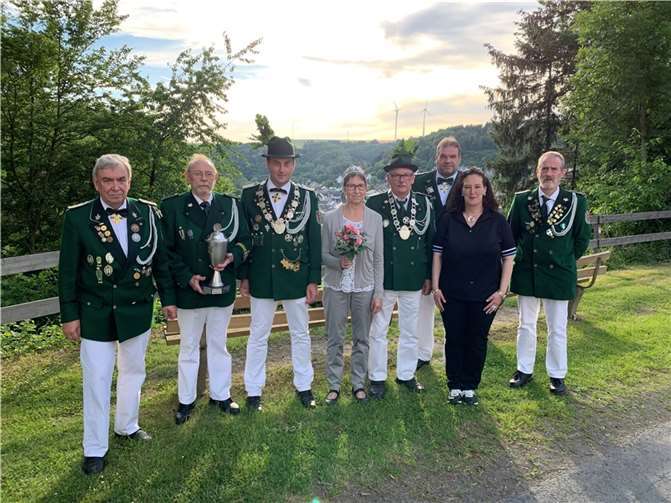 (v.l.) 2. Brudermeister Rolf Hilger, Sieger Pfänderschießen Karl Heinz Bentz, Scheibenkönig Frank Krayer, Königspaar Edith und Ansgar Lanz, Brudermeister Joachim Engel, Siegerin Damen Silke Buhr Krayer, Schießmeister Hans Werner Zimmermann.  Foto: privat