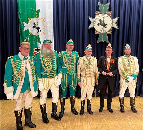 (v.l): 2. Vorsitzender Wolfgang Brockhaus, Schatzmeister Jürgen Mies, 1. Vorsitzender Sebastian Genz, Husaren-Urgestein Karl-Hubert Dütz, RKK-Bezirksvorsitzender Erwin Rüddel und Kommandant Markus Zimmermann. Foto: Büro Rüddel