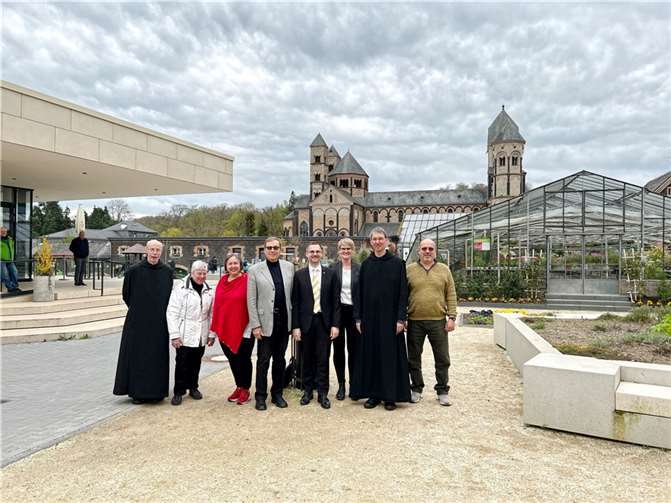 (v.l.) Abt em. Benedikt Müntnich (Maria Laach), Sr. Scholastika Steinle (Abtei St. Hildegard, Eibingen), Dr. Antje Eckel (Dr. Eckel Animal Nutrition GmbH und Co. KG, Niederzissen), Minister A.D. Prof. Dr. Ulrich Steger, Philipp Lohse (Geschäftsführer Maria Laach), Stefanie Roos (Stellvertretende Geschäftsführerin Maria Laach), Prior-Administrator Pater Petrus Nowack, Maria Laach), Thomas Hornstein (Maria Laach).  Foto: Benediktinerabtei Maria Laach