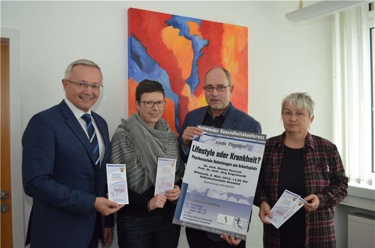 (v.l.) Achim Hallerbach, 1. Kreisbeigeordneter, Rita Hoffmann-Roth, Gesundheitsförderung, Dr. Ulrich Kettler, Psychiatriekoordination und Doris Eyl-Müller, Gleichstellungsbeauftrage präsenteren das Programm der diesjährigen Gesundheitskonferenz des Landkreises Neuwied.