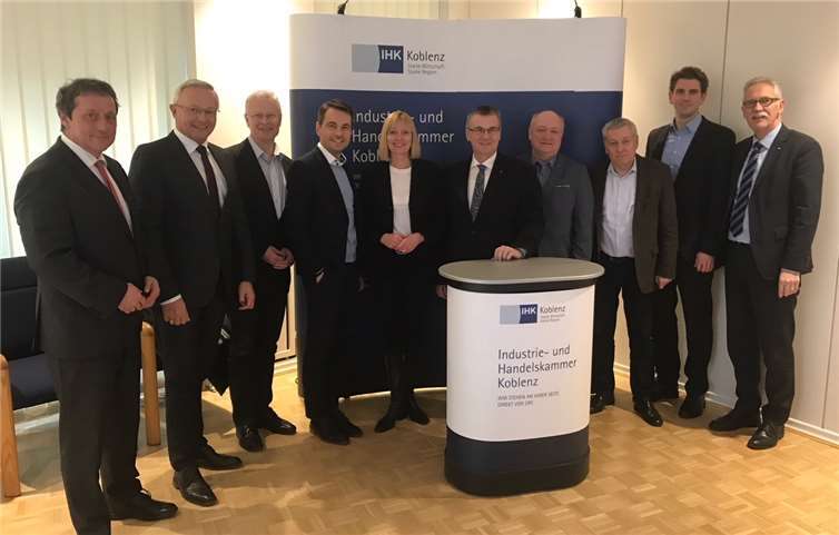 (v.l.) Achim Schwickert, Achim Hallerbach, Frank Puchtler, David Langner, Susanne Szczesny-Oßing (Präsidentin der IHK), Alexander Saftig, Michael Lieber, Manfred Schnur, Dr. Marlon Bröhr und Arne Rössel (Hauptgeschäftsführer der IHK Koblenz). Quelle: IHK Koblenz