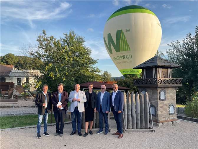 (v.l.) Achim Schwickert (Landrat Westerwaldkreis), Moderator Jörg Sartorius, Dr. Peter Enders (Landrat Kreis Altenkirchen), Maja Büttner (Geschäftsführerin Westerwald Touristik-Service), Hans Benner (Beigeordneter Lahn-Dill-Kreis), Achim Hallerbach (Landrat Kreis Neuwied).  Foto: Annika Kaufmann (Westerwald Touristik-Service)