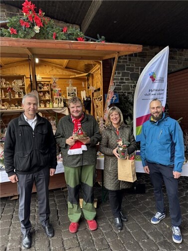 v.l.: Achim Wagner (Geschäftsbereichsleiter Kreisverwaltung Cochem-Zell), Sven Temmen (Mitarbeiter), Landrätin Anke Beilstein, Christian Greulich (Werkstattleiter Mosellandwerkstätten Zweigstelle Kloster Ebernach).  Foto: Brian Beals