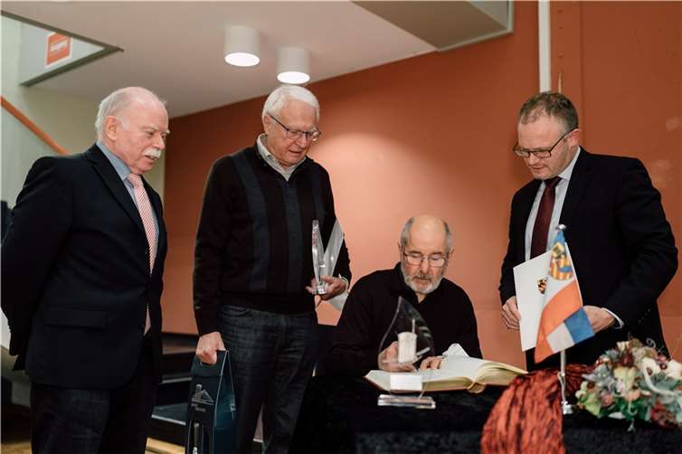 (v.l.) Adolf Geil (Ortsbeirat Engers), Gerhard Neumann (Ortsbeirat Rodenbach) und Walter Limbach (Ortsbeirat Irlich), OB Jan Einig.Foto: Stadt Neuwied/Simon Zimpfer