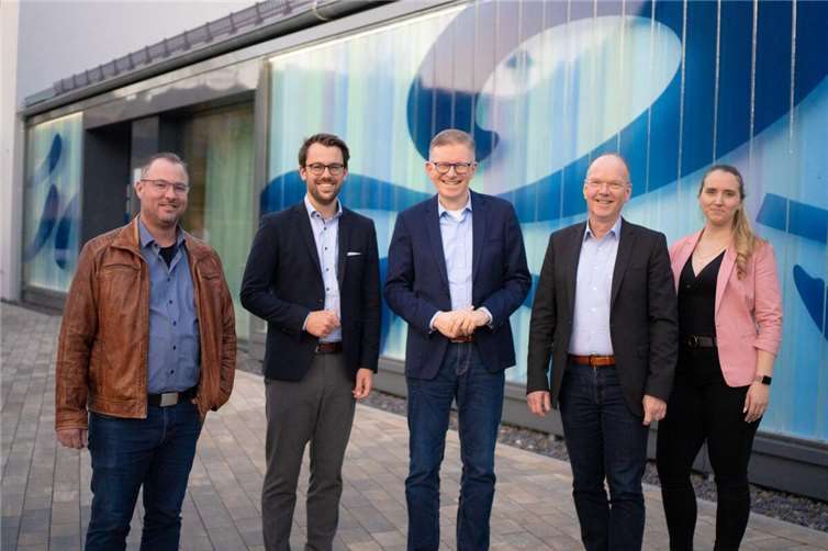(v.l.) Adrian Eiser (Sanierungsmanager der Verbandsgemeinde), Hubertus Hacke (evm), Marcelo Peerenboom (evm), Bürgermeister Thilo Becker, Nadine Kuhlmann (evm).  Fotos: Frederic Kruft/Verbandsgemeinde Höhr-Grenzhausen