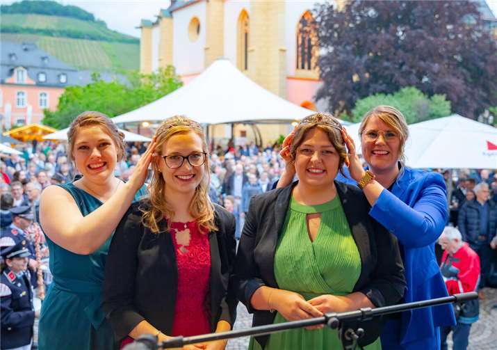 (v.l.) Ahrweinprinzessin Laura Nietgen und Ahrweinkönigin Annabell Stodden vertreten das Ahrtal in diesem Amtsjahr.  Foto: Max Harrus