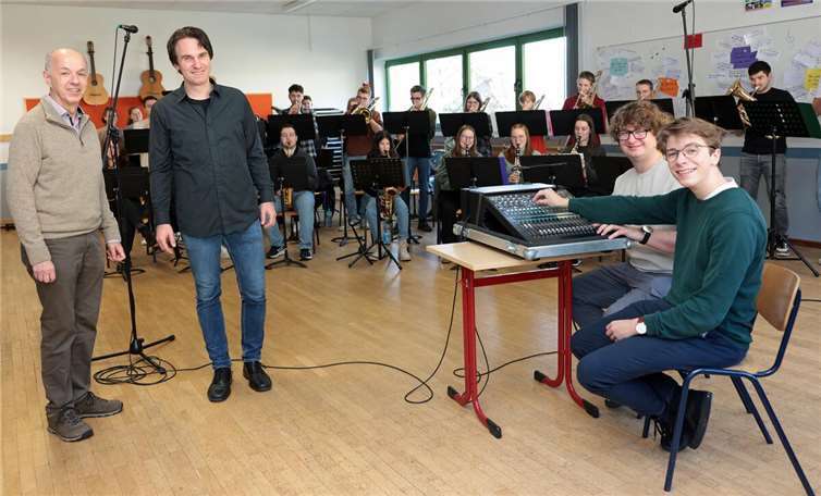 (v.l.) Alex Frings (VR Bank RheinAhrEifel), Michael Rodarius (Musiklehrer am EKG), Vincent Seuter (Schüler) und Laurenz Breuer (ehemaliger Schüler).  Foto: Werner Dreschers