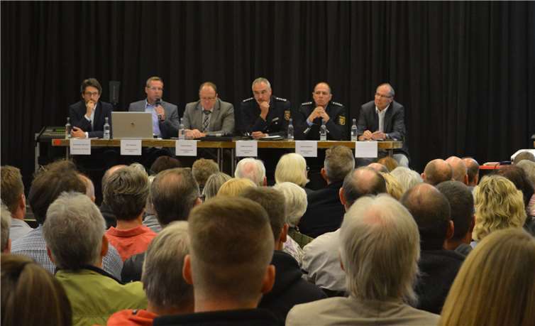 (v.l.) Alexander Gerhard (Nürburgring), Dirk Hansen ( achbereich Ordnung, Soziales und Schulen VG Adenau), Guido Nisius (Bürgermeister VG Adenau), Heiko Schmitz (PI Adenau), Armin Rausch (PI Adenau) und Arno Hoffmann (Bürgermeister Stadt Adenau) stellten sich der Diskussion zur Verkehrssituation am Nürburgring.