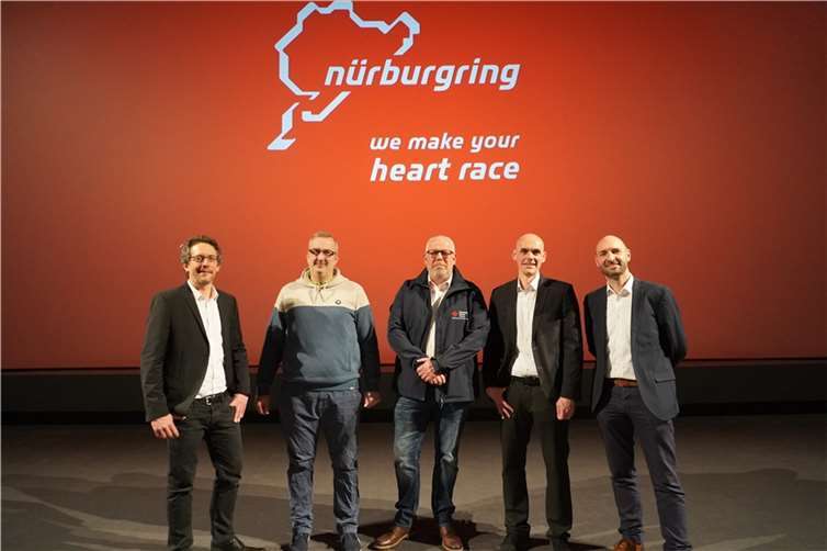 (v.l.) Alexander Gerhard (Pressesprecher Nürburgring), Thorsten Rother (Festival „Loco Beach“), Armin Link (DRK KV Ahrweiler), Christian Stephani (Geschäftsführer Nürburgring) und Ingo Böder (Geschäftsführer Nürburgring).  Foto: CF