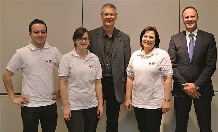 Debekaner lernen für den Notfall (v.l.): Alexander Hermann, Johanna Grabe (beide DRK Mittelrhein), Dr. Michael Kupp (Gemeinschaftsklinikum Mittelrhein Ev. Stift St. Martin, Chefarzt kardiologische Abteilung/Innere Medizin), Jutta Klee (Ausbildungsbeauftragte DRK), Jörg Probstfeld (Debeka-Personalchef).privat