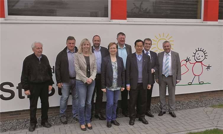 (v.l.) Alois Hammes Verwaltungsrat Kath. Kirchengemeinde Faid-Dohr, Bauleiter Hirschler, Melanie Otto Gesamtleiterin der Kita-gGmbH Trier, Architekt Jürgen Schneiders, Elke Zenz Leiterin der Kita Faid, Ortsbürgermeister Peter Thielen, Pfarrer Phu Tho Mai, Bürgermeister Probst, Landrat Schnur.privat