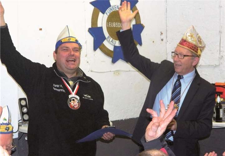 (v.l). Andre van den Hurk und der Vertreter des RKK MdB Erwin Rüddel bei der Ehrung Andre van den Hurk und Mast aufstellen. privat