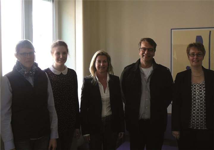 v.l. Andrea Iballa und Svenja Winkler (Frauenhaus Koblenz), Sabine Herrmann-Czaia und Markus Hegemann (Decadis), und Daniela Veith (Geschäftsführerin SkF).privat