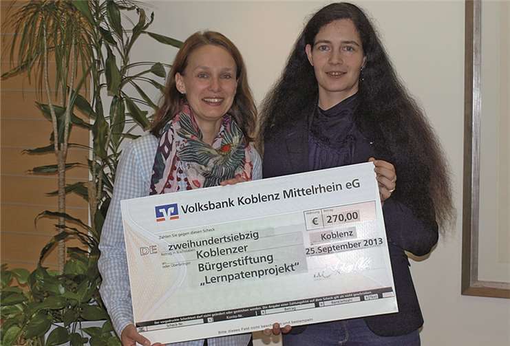 (v.l.): Andrea Wertz von der Volksbank Koblenz Mittelrhein (re.) überreichte den Scheck an Kathleen Benekenstein, KoblenzerBürgerStiftung.  Privat