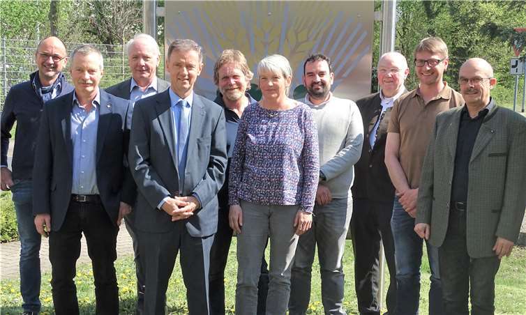 (v.l.) Andreas Barth, Thomas Kaufmann, Günter Meierer, Walter Clüsserath, Hans-Rudolf Kiesgen, Stefanie Vornhecke, Christian Amlinger, Adolf Schmitt, Frank Liebfried und Henning Seibert. Foto: Bauern- und Winzerverband Rheinland-Nassau e.V.