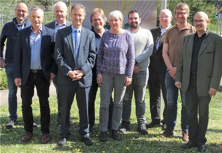 (v.l.) Andreas Barth, Thomas Kaufmann, Günter Meierer, Walter Clüsserath, Hans-Rudolf Kiesgen, Stefanie Vornhecke, Christian Amlinger, Adolf Schmitt, Frank Liebfried und Henning Seibert. Foto: Bauern- und Winzerverband Rheinland-Nassau e.V.