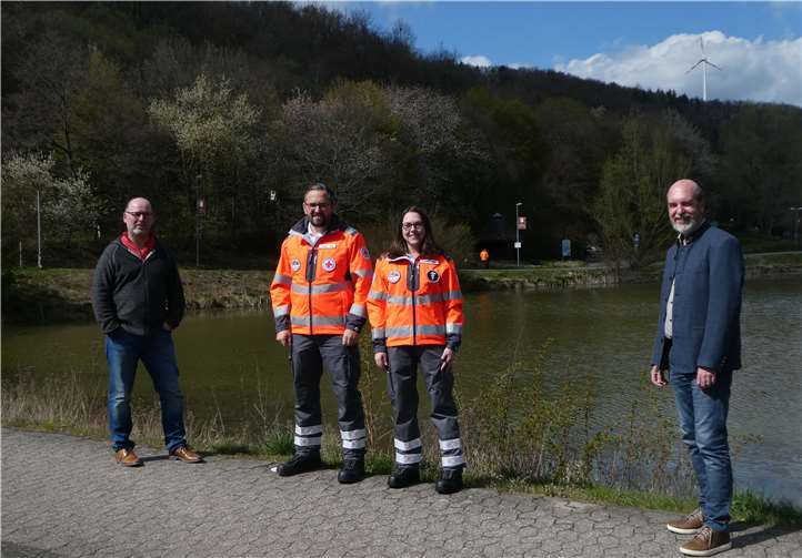 (v.l.) Andreas Doll, Ortsbürgermeister Rieden, Christian Hilger und Sabrina Hilger, First Responder Rieden/Volkesfeld und Rudolf Wingender Ortsbürgermeister Volkesfeld. Foto: VG Mendig