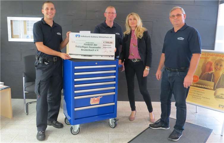 (v.l.) Andreas Griebel, Martin Simon und Michael Saueressig zeigten Yvonne Leewog den neuen praktischen Werkstattwagen. Volksbank Koblenz Mittelrhein