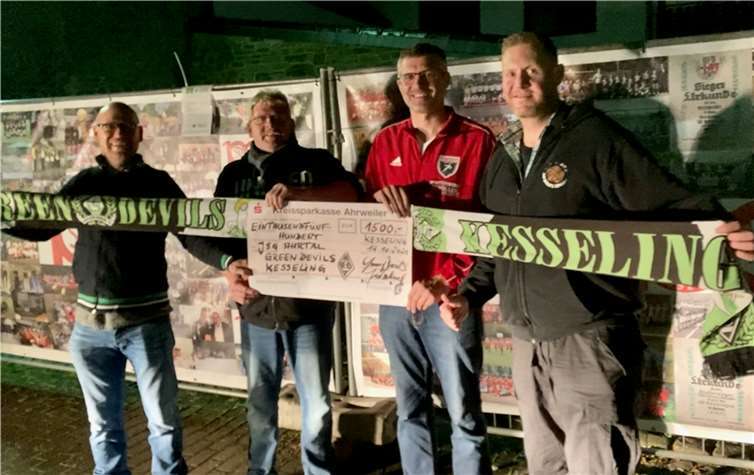 (v.l.): Andreas Hupperich (Schatzmeister Green Devils Kesseling) von der SG Ahrtal Rolf Stappen (Vorsitzender SV Hönningen), Dieter Hoffmann (Kassenwart SV Hönningen und Vorstand SG Ahrtal) und Jürgen Knebel (Vorsitzender Green Devils). Foto: Privat