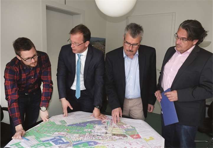 (v.l.) Andreas Loeb (Gesamtkoordinator), VG-Bürgermeister Jörg Lempertz, Stadtbürgermeister Hans Peter Ammel und Jürgen Zinken (Öffentlichkeitsarbeit RAR) während des Gesprächs mit „Blick aktuell“ im Büro des VG-Bürgermeisters. FRE