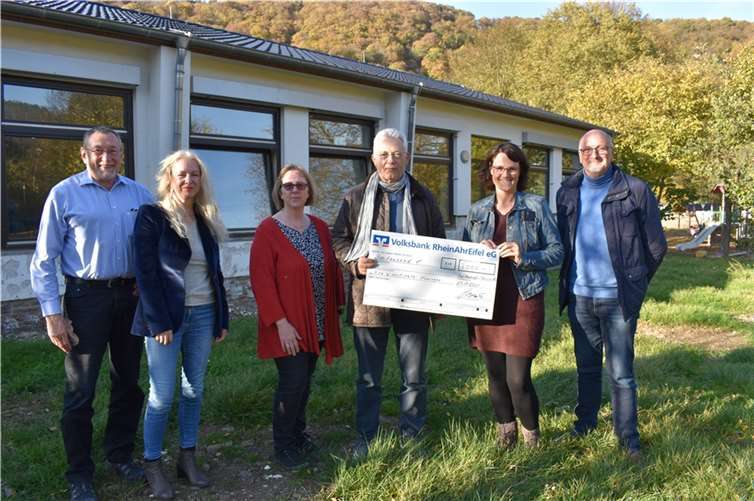 (v.l.) Andreas Wittpohl, Heike Hollunder, Susanne Kny, Wolfgang Grambs, Elfi Pauly und Jürgen Schwarzmann bei der Scheckübergabe der Freiheiter. Foto: Tanja Mlinski