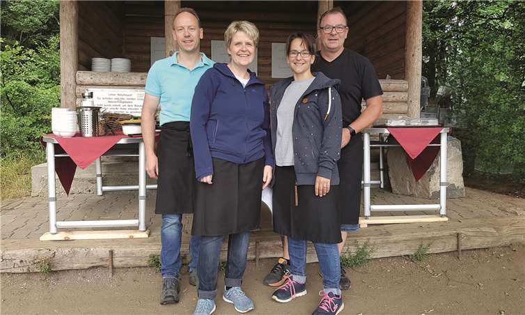v.l.: Andreas und Sandra Daub sowie Michael und Ellen Fulgraff vor der bereits mit einem köstlichen Büffet ausgestatteten Gänsehals-SchutzhütteFotos: privat