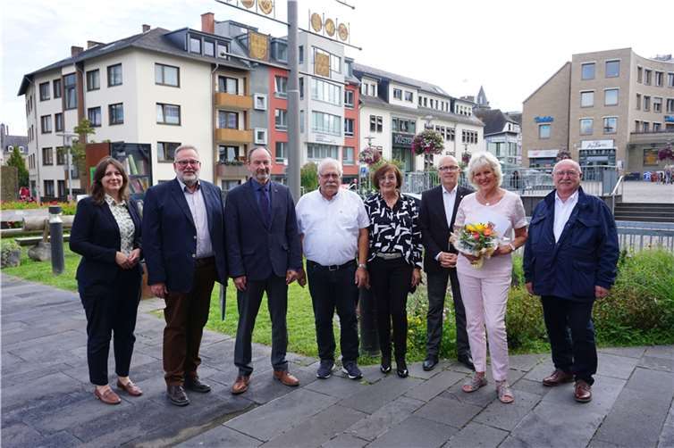 Monika Walker als Schiedsfrau eingeführt (v.l.) Anke Hinterholz (Rechtsamt), Hans-Jürgen Gross (Bund Dt. Schiedsmänner und Schiedsfrauen e.V.), Joachim Anheier (Direktor Amtsgericht Mayen), Arne Dybionka mit Gattin, Oberbürgermeister Dirk Meid, Monika Walker, Norbert Knabe (Schiedsmann). Foto: Jaqueline Blang / Stadt Mayen