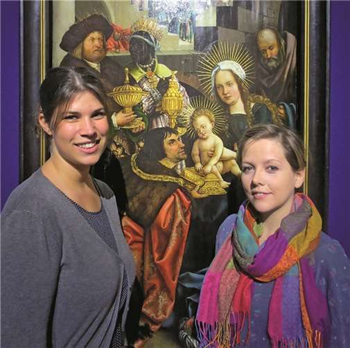 v.l. Anna Maria Knerr M.A. und Astrid Fries M.A. - im Hintergrund: Jörg Breu, Anbetung der Heiligen Drei Könige, 1518.privat
