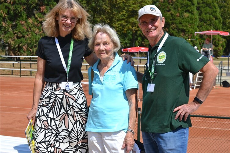 (v.l.) Annette Bartsch (DSM-Direktorin), Edith Tolle (mit 90), Luc De Smedt (HTC-Pressewart)